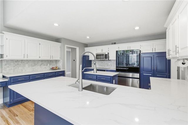 8001 Darnell Lane, Lenexa, KS 66215
