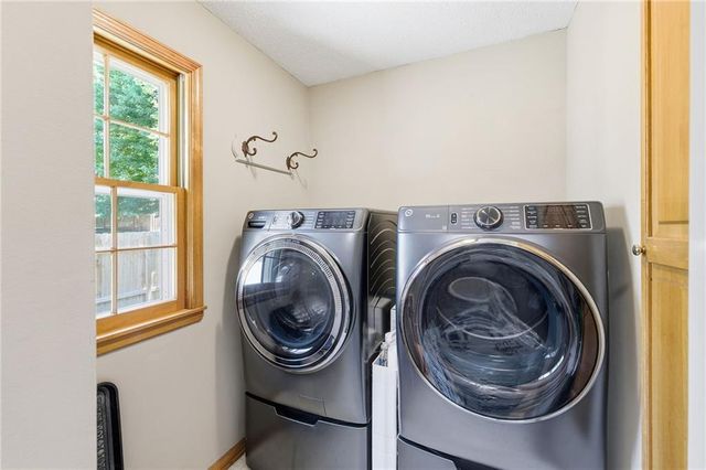 8001 Darnell Lane, Lenexa, KS 66215