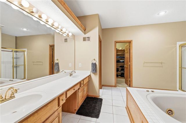 8001 Darnell Lane, Lenexa, KS 66215