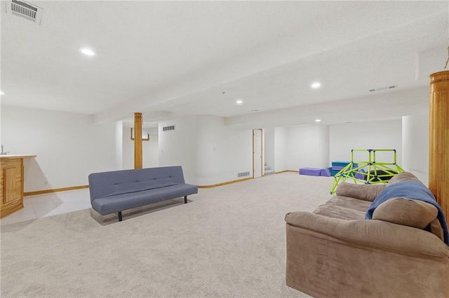 8001 Darnell Lane, Lenexa, KS 66215