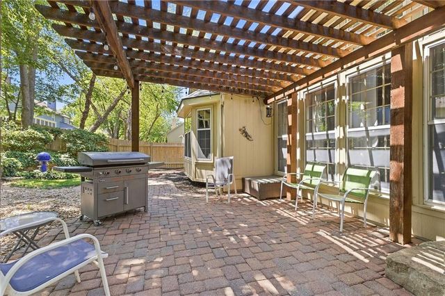 8001 Darnell Lane, Lenexa, KS 66215