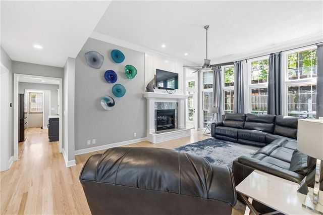 8001 Darnell Lane, Lenexa, KS 66215