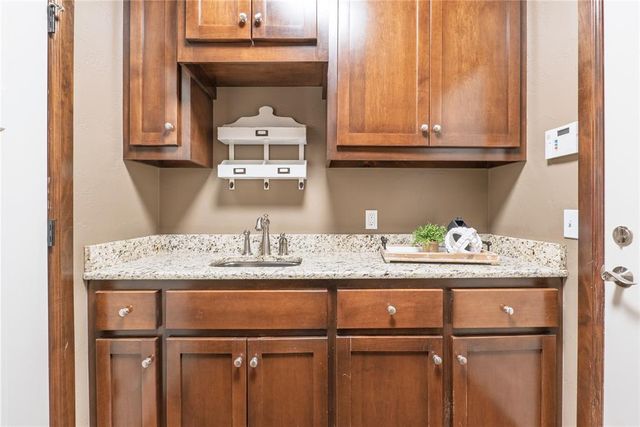 2715 Woodlawn Court, Shawnee, OK 74804