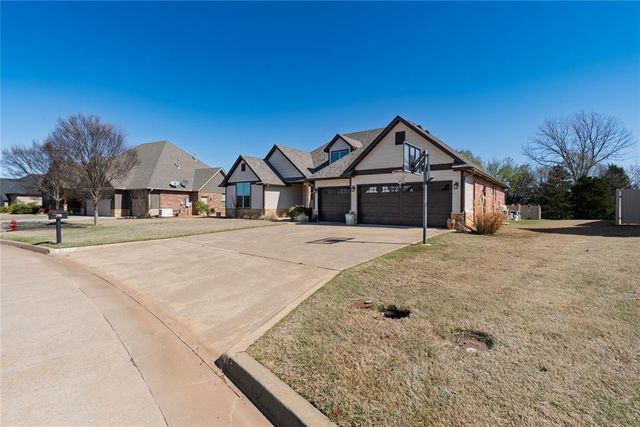 2715 Woodlawn Court, Shawnee, OK 74804
