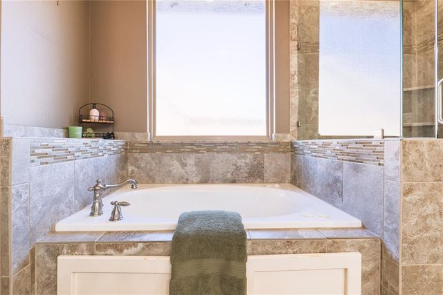 2715 Woodlawn Court, Shawnee, OK 74804