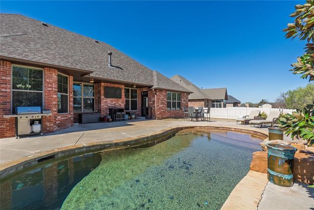 2715 Woodlawn Court, Shawnee, OK 74804