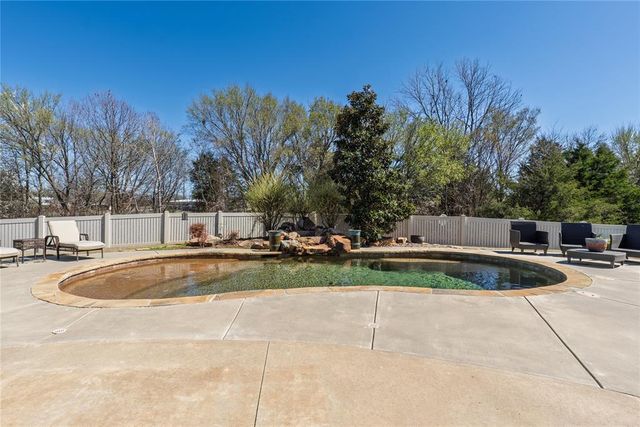 2715 Woodlawn Court, Shawnee, OK 74804