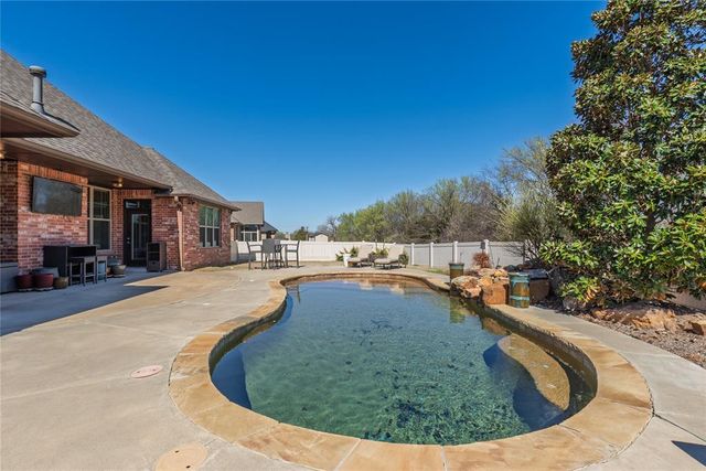 2715 Woodlawn Court, Shawnee, OK 74804