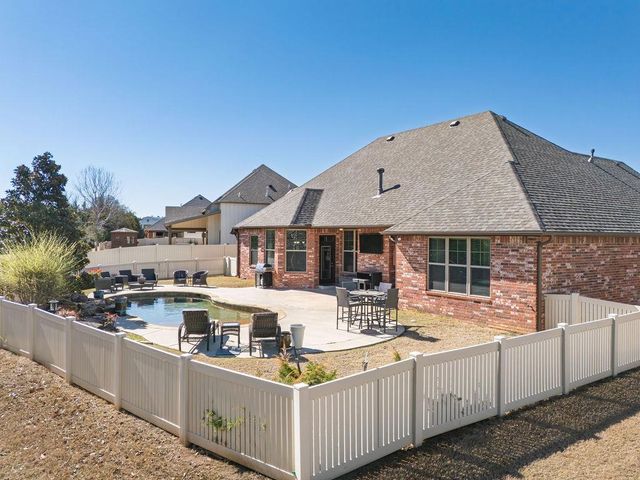 2715 Woodlawn Court, Shawnee, OK 74804