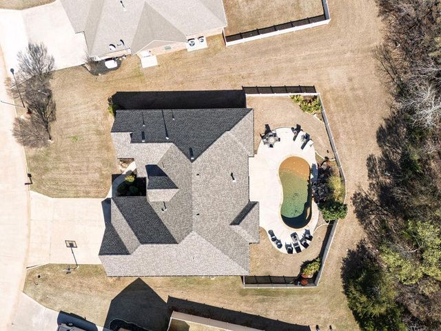 2715 Woodlawn Court, Shawnee, OK 74804