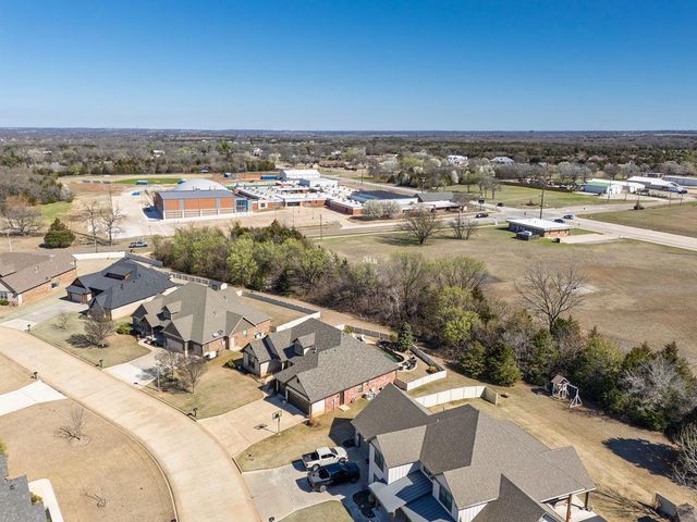 2715 Woodlawn Court, Shawnee, OK 74804