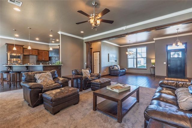 2715 Woodlawn Court, Shawnee, OK 74804