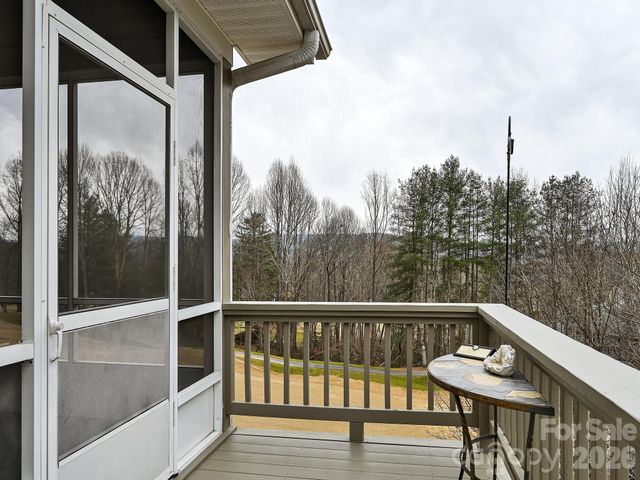 2208 E Cumming Woods Lane, Hendersonville, NC 28739