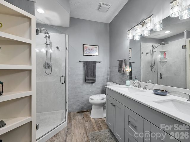 2208 E Cumming Woods Lane, Hendersonville, NC 28739