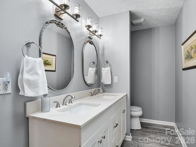 2208 E Cumming Woods Lane, Hendersonville, NC 28739