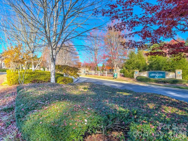 2208 E Cumming Woods Lane, Hendersonville, NC 28739