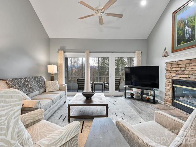 2208 E Cumming Woods Lane, Hendersonville, NC 28739