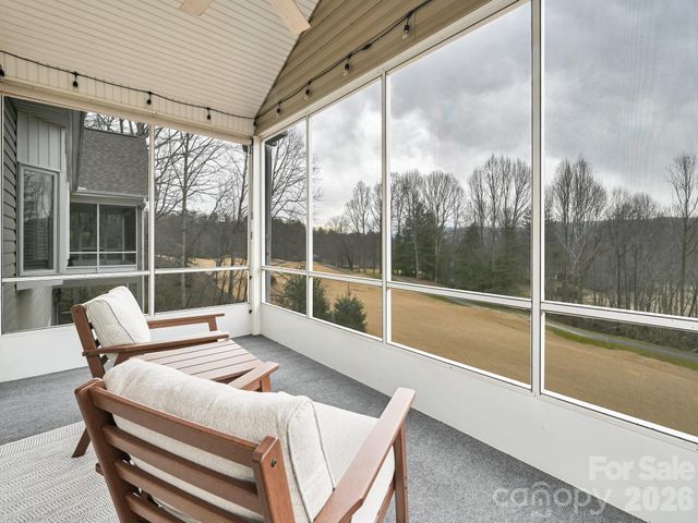 2208 E Cumming Woods Lane, Hendersonville, NC 28739