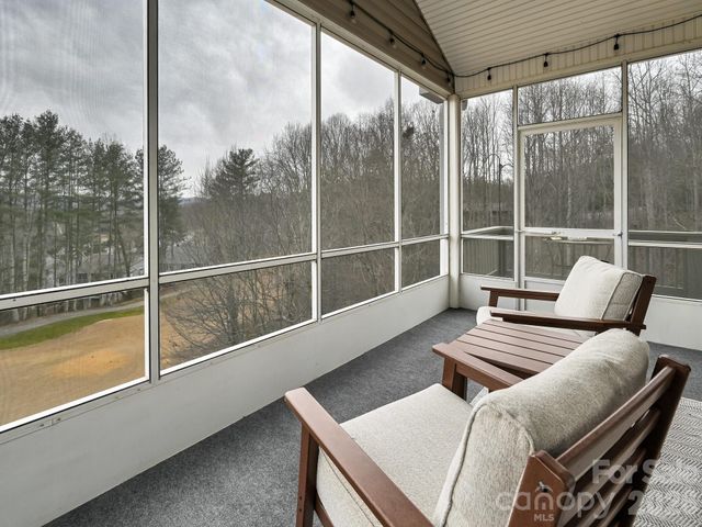 2208 E Cumming Woods Lane, Hendersonville, NC 28739