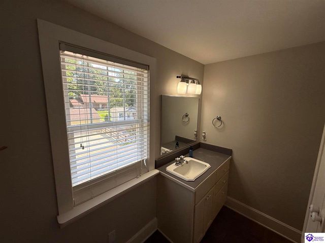 223 W Poplar Street, Elizabethtown, KY 42701