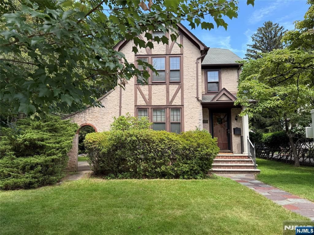 37 Columbus Avenue, Harrington Park, NJ 07640