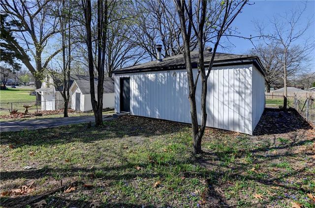 1020 S Mccoy Street, Independence, MO 64050