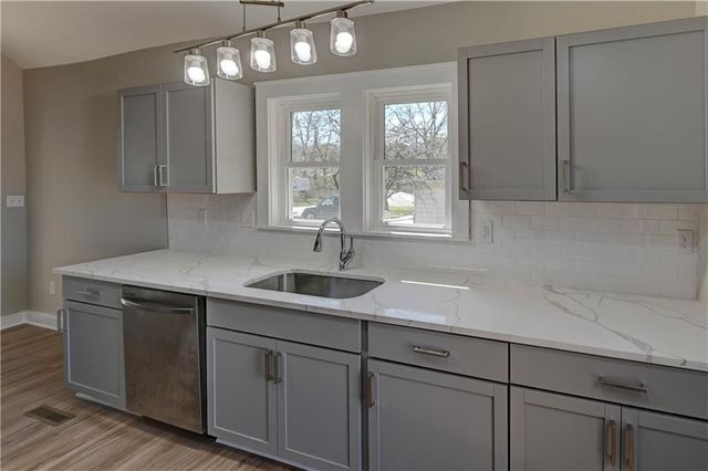 1020 S Mccoy Street, Independence, MO 64050