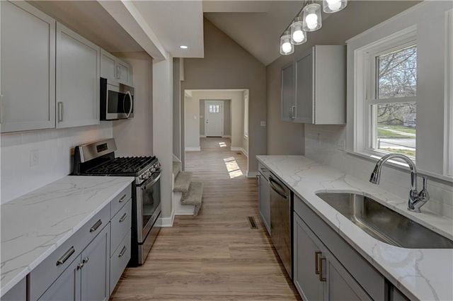 1020 S Mccoy Street, Independence, MO 64050