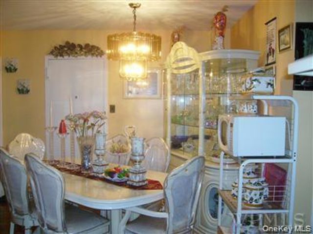 658 E 216th Street 3, Bronx, NY 10467