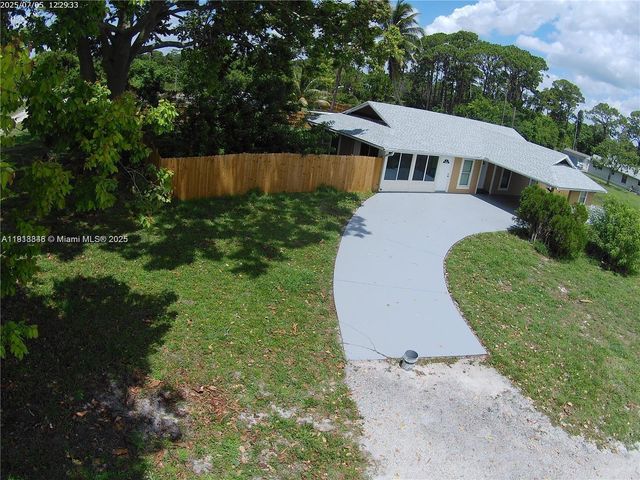 2425 Mohawk Ave ., Fort Pierce, FL 34946