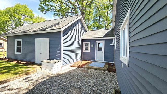 2669 N Lakeview Drive, Sanford, MI 48657