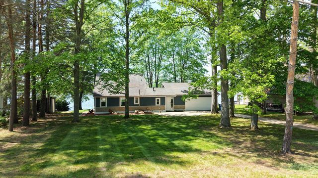 2669 N Lakeview Drive, Sanford, MI 48657
