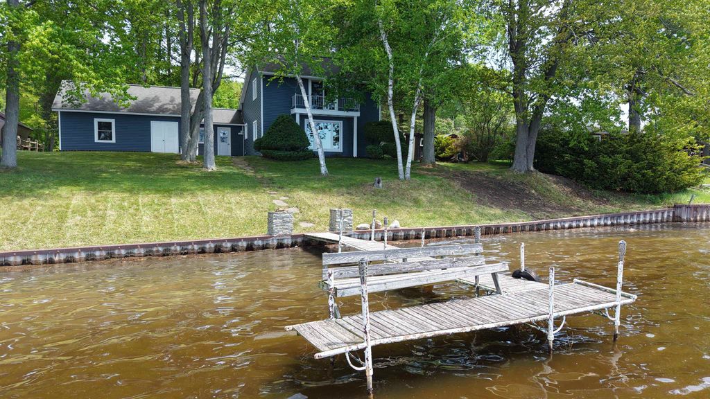 2669 N Lakeview Drive, Sanford, MI 48657