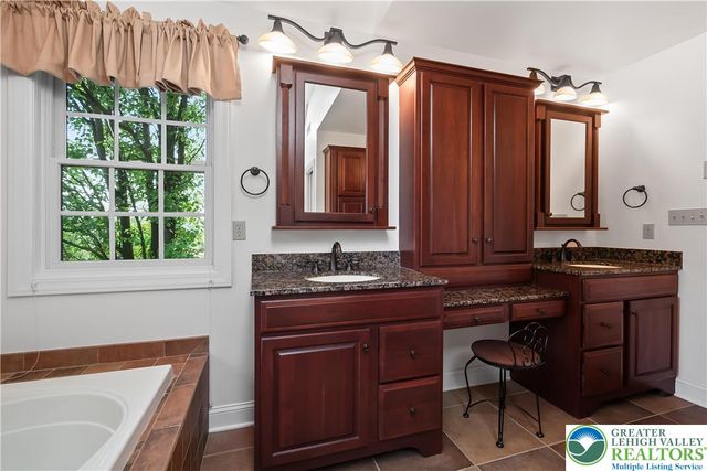 20 Longhill Drive, Easton, PA 18042