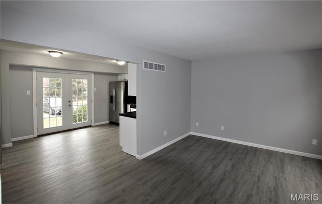195 N Service Road C, St Peters, MO 63376