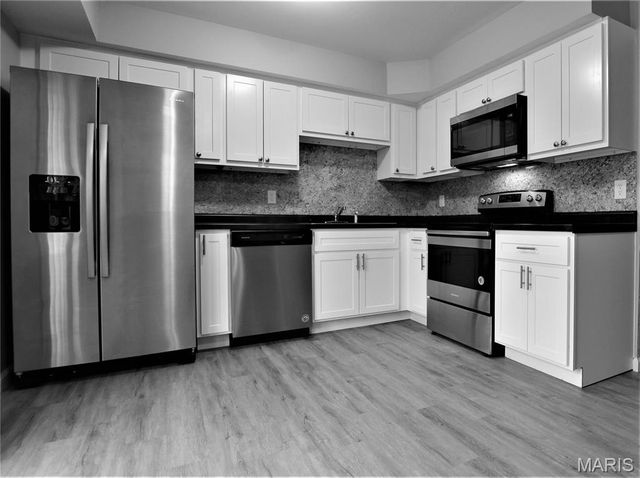 195 N Service Road C, St Peters, MO 63376