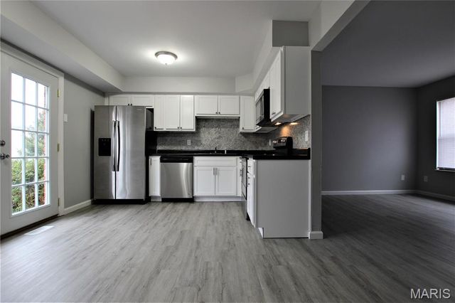 195 N Service Road C, St Peters, MO 63376