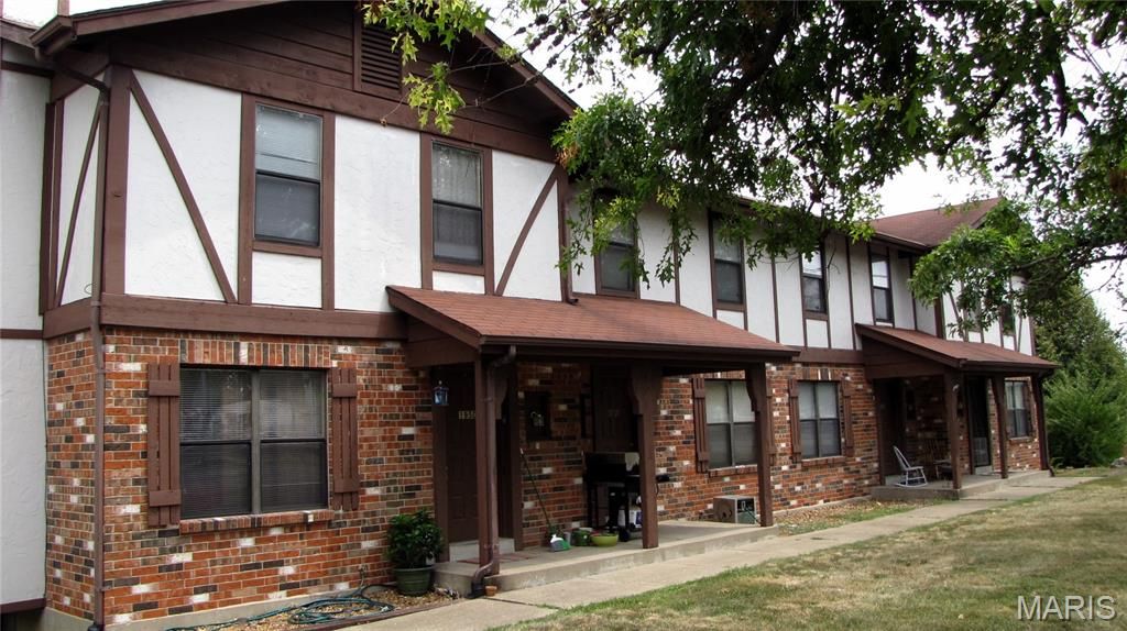 195 N Service Road C, St Peters, MO 63376