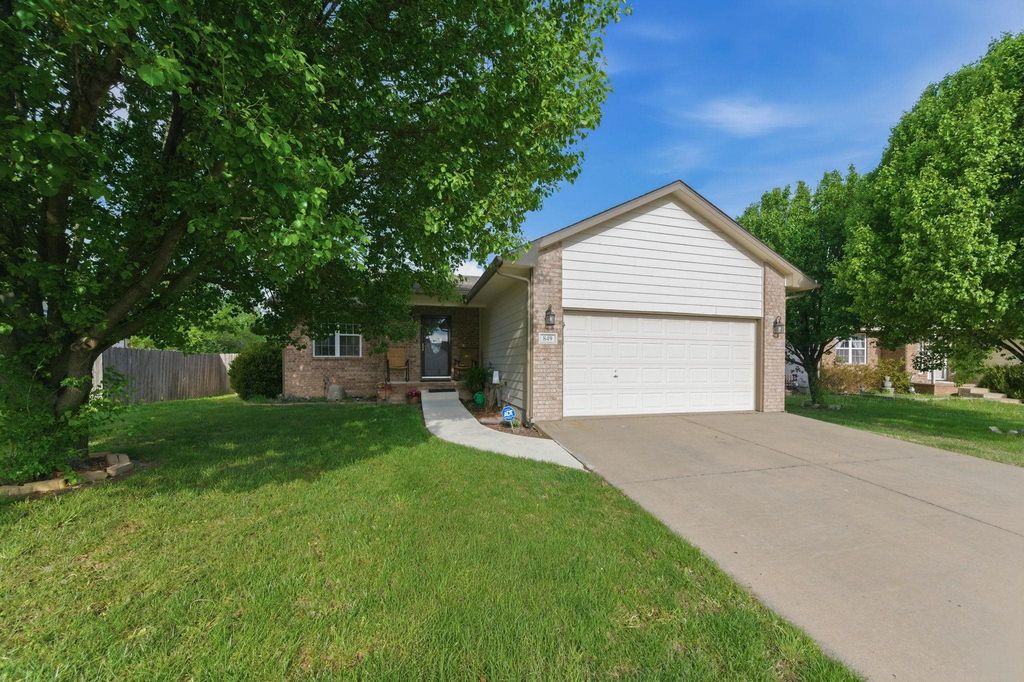 849 S Sunset Cir, Andover, KS 67002