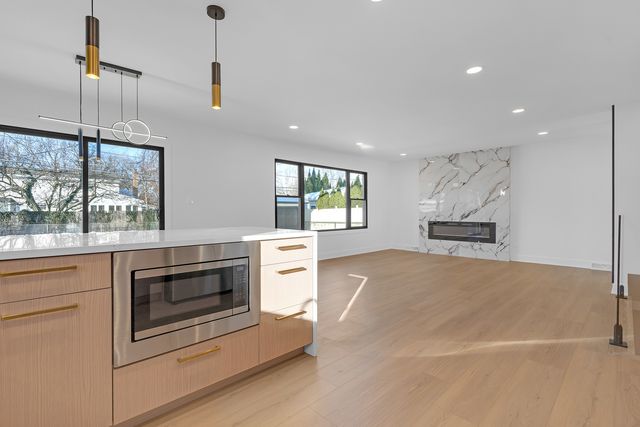 1408 N Burning Bush Lane, Mount Prospect, IL 60056