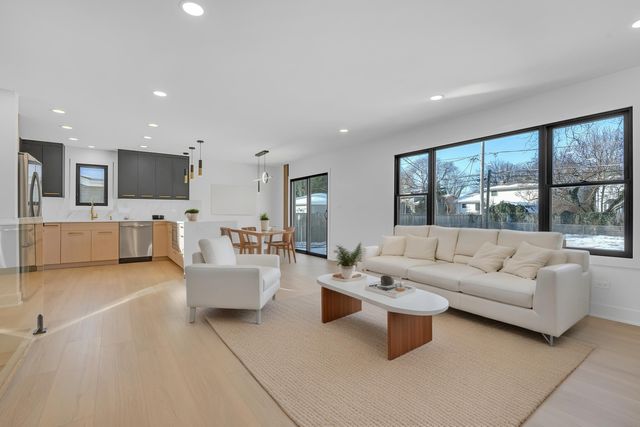 1408 N Burning Bush Lane, Mount Prospect, IL 60056