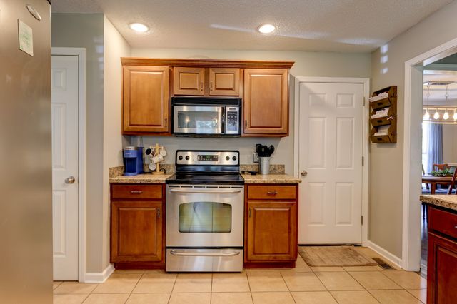 4396 Taylor Hall Ln, Adams, TN 37010