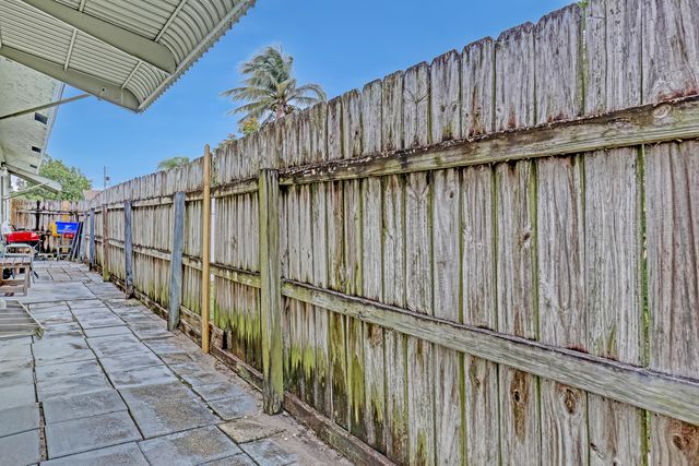 302 SW 8th Street, Boynton Beach, FL 33426