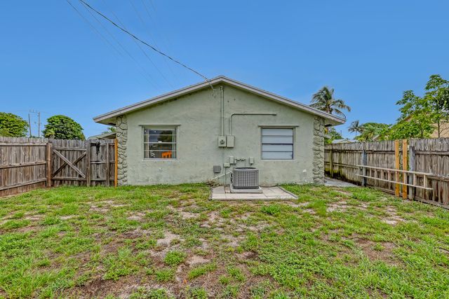 302 SW 8th Street, Boynton Beach, FL 33426
