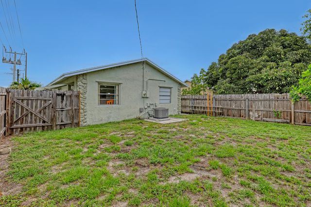 302 SW 8th Street, Boynton Beach, FL 33426