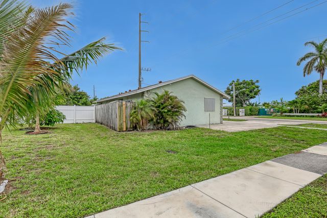 302 SW 8th Street, Boynton Beach, FL 33426