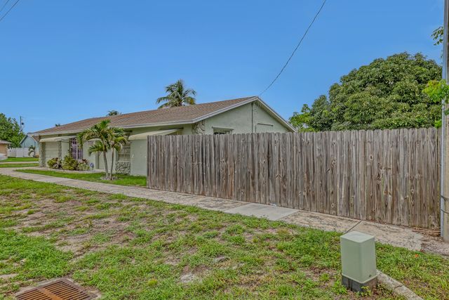 302 SW 8th Street, Boynton Beach, FL 33426