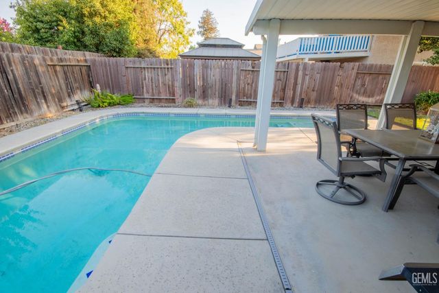 5800 California Spring Drive, Bakersfield, CA 93313