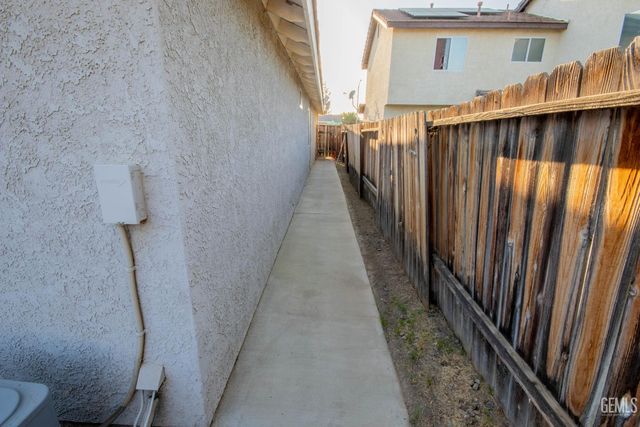 5800 California Spring Drive, Bakersfield, CA 93313