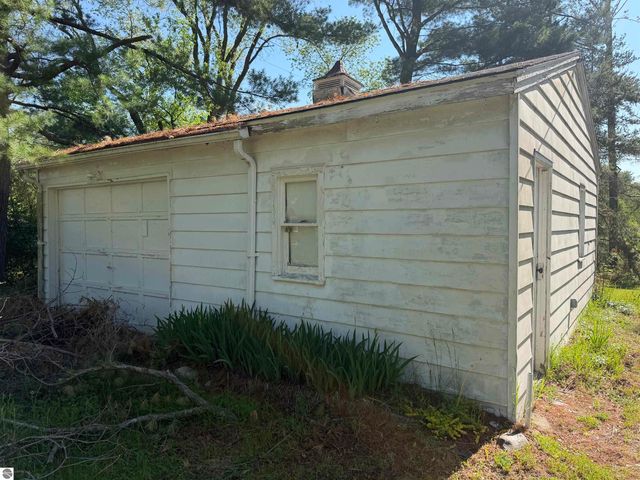 382 S Scott Drive, Farwell, MI 48622